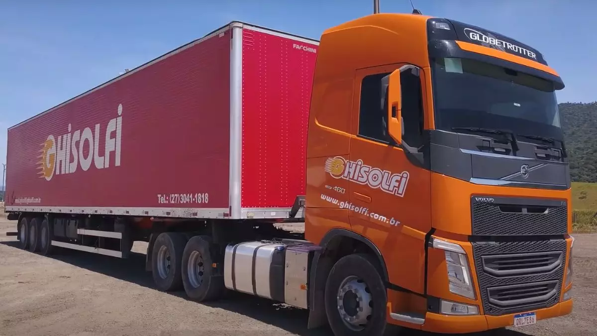 A foto mostra uma carreta da Ghisolfi Logística e Transporte