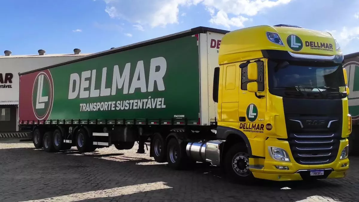 A foto mostra uma carreta da Dellmar Transportes Sustentável