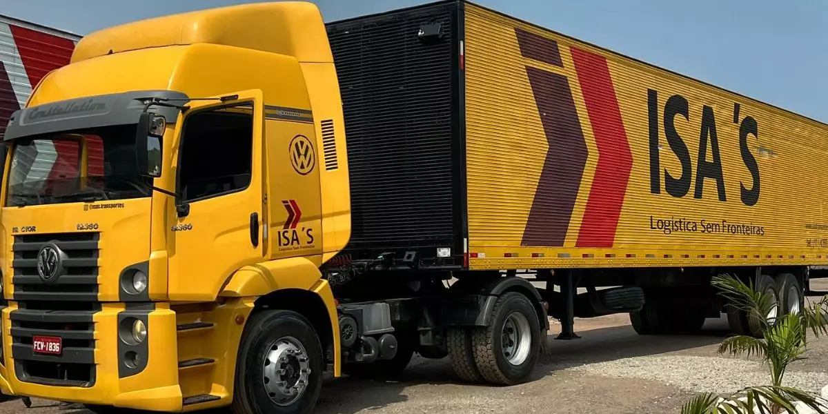 A foto mostra uma carreta da ISA'S Transportes