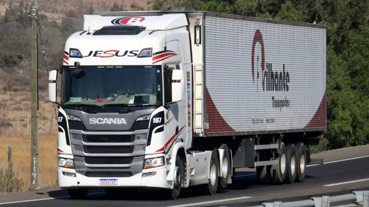 A foto mostra uma carreta da Brilhante Transportes