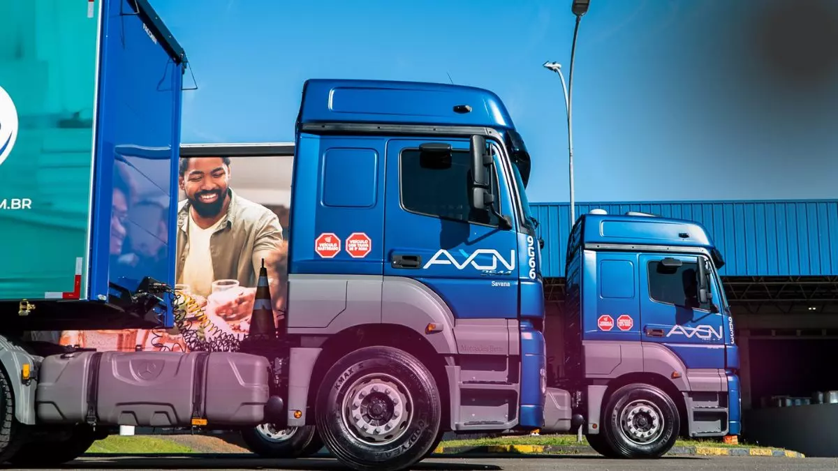 A foto mostra duas carretas da Axon Transportes