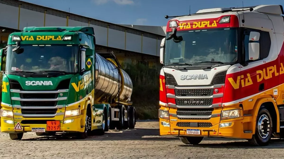 A foto mostra duas carretas da Via Dupla Transportes