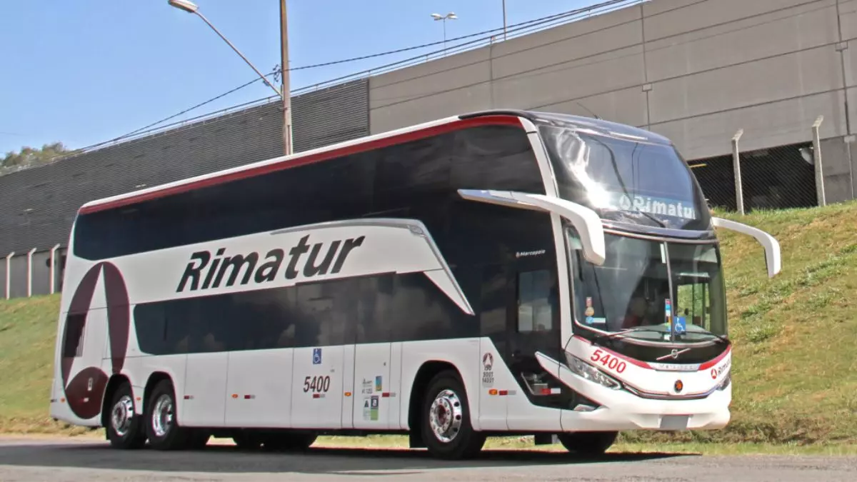 A foto mostra um ônibus da Rimatur