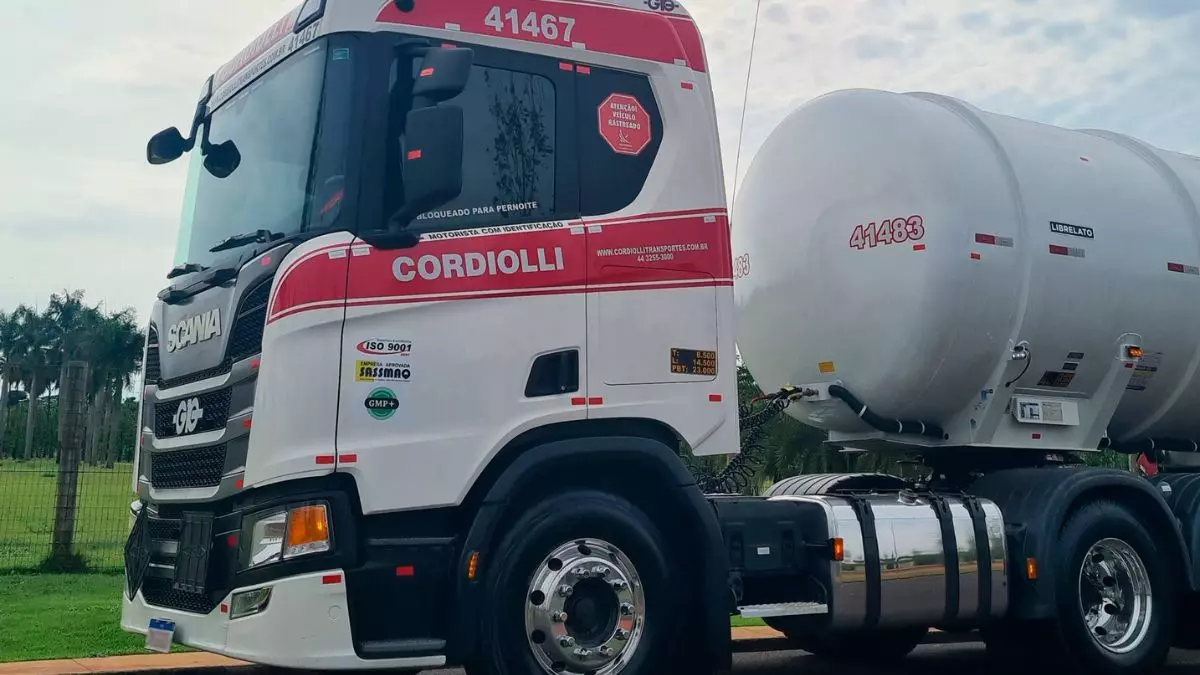 A foto mostra uma carreta da Cordiolli Transportes