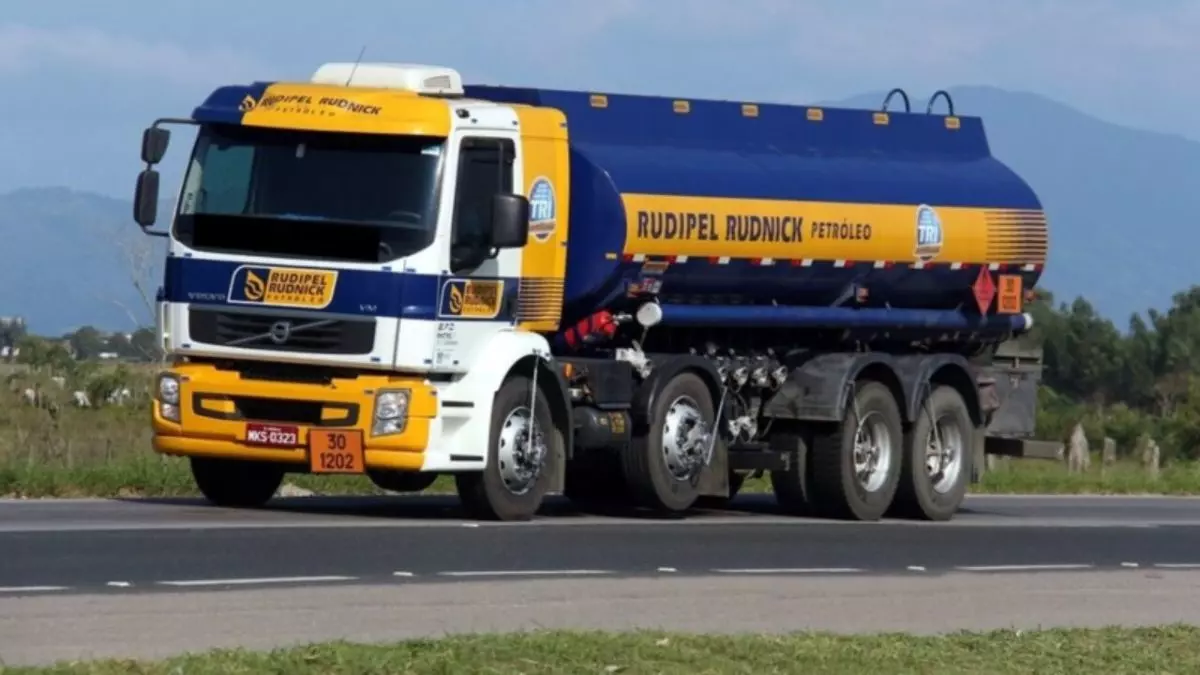 A foto mostra um caminhão truck da Rudipel Rudnick