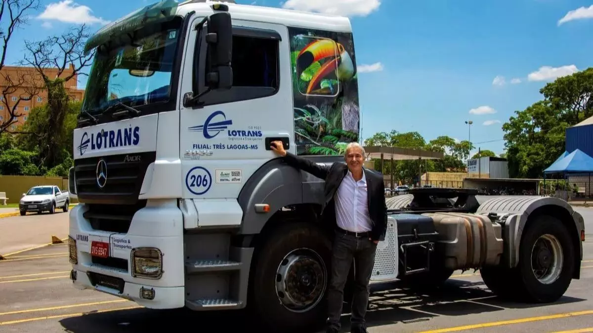 A foto mostra um caminhão da Lotrans