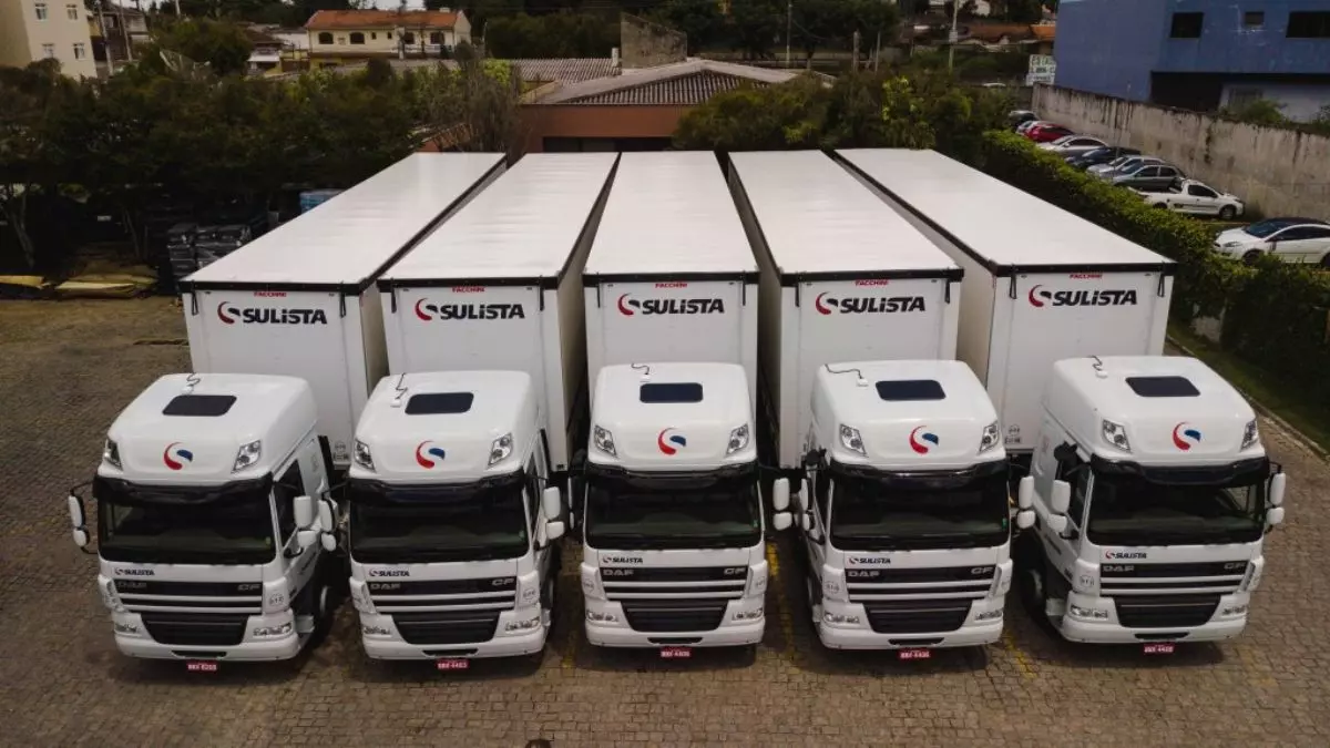 A foto mostra 5 carretas da Transportadora Sulista