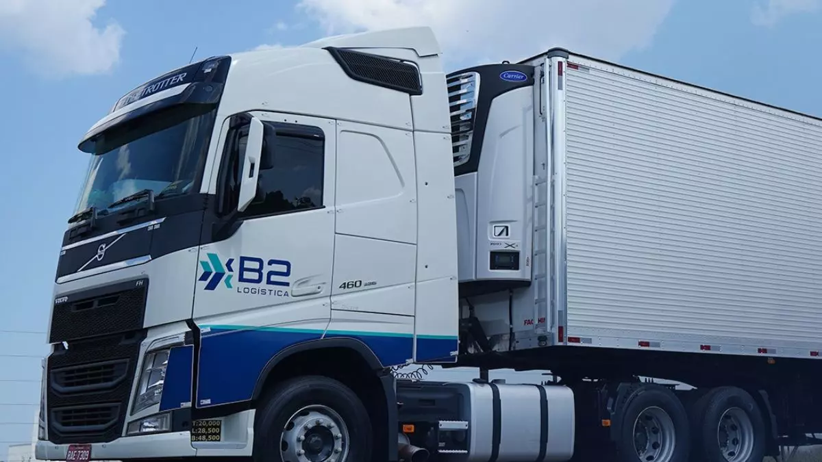 A foto mostra uma carreta da B2 Logística