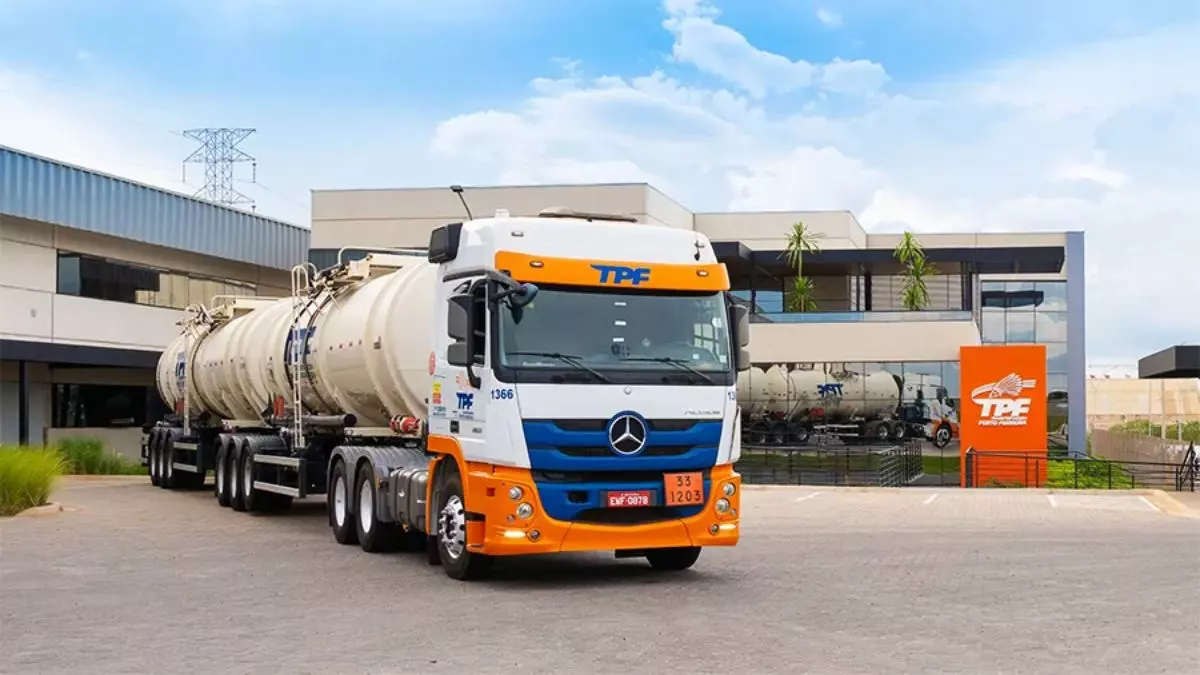 A foto mostra uma carreta da TPF Transportadora Porto Ferreira