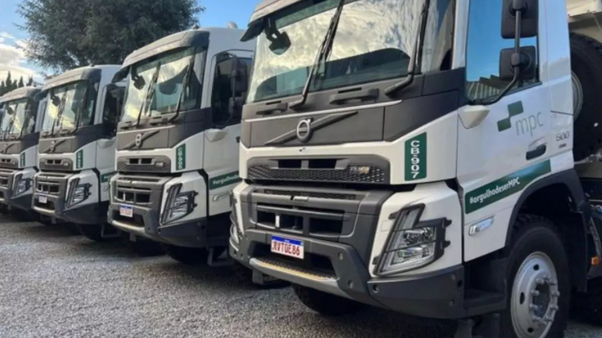 A foto mostra uma frota de caminhões traçados da MPC Mineração