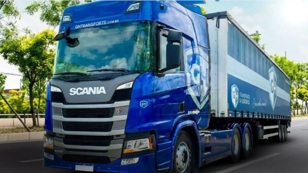 A foto mostra uma carreta da GH Transporte