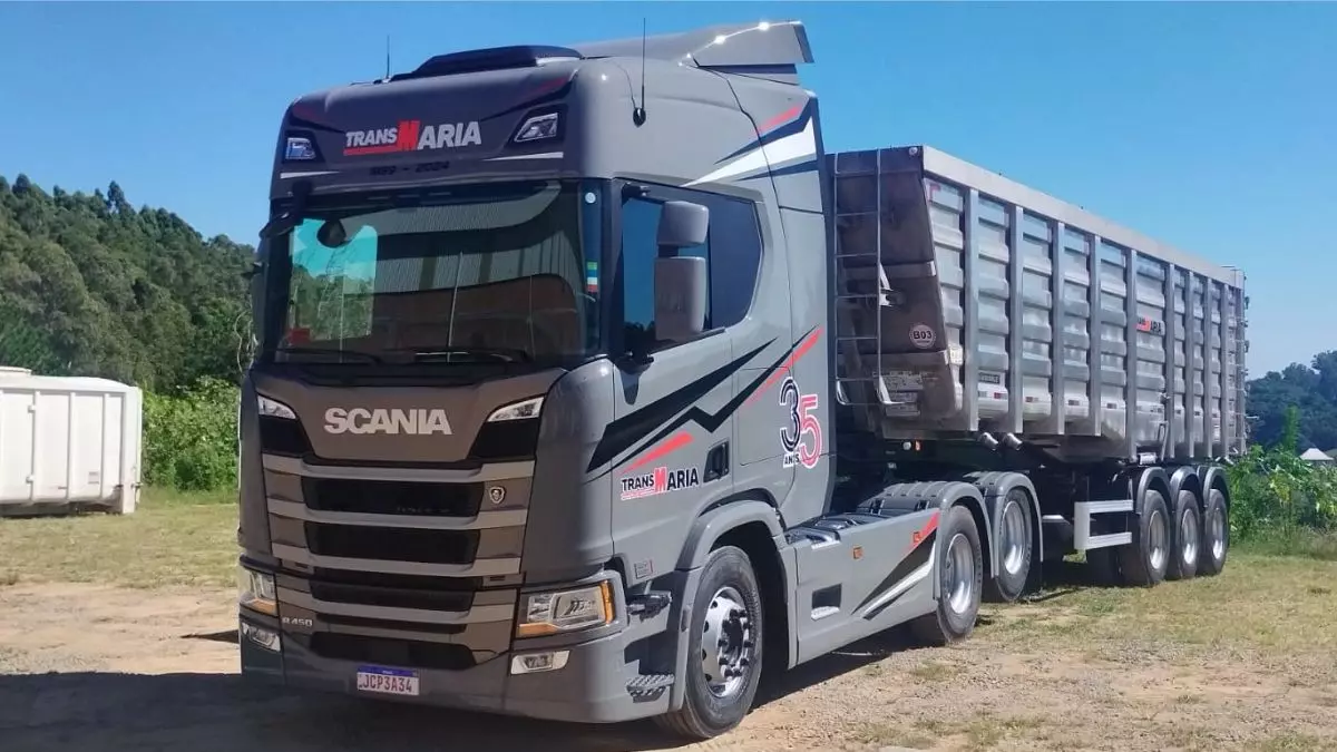 A foto mostra uma carreta da TransMaria