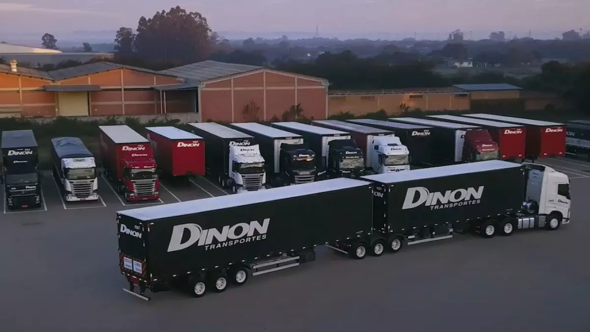 A foto mostra uma frota de carreta da Dinon Transportes