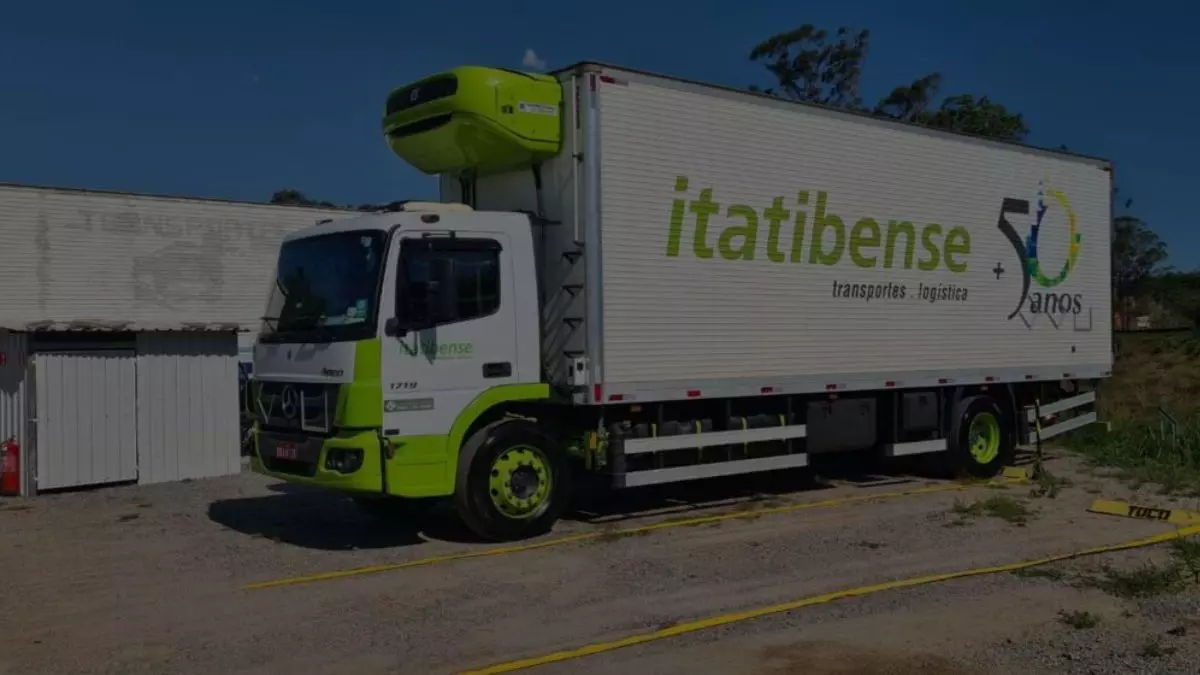 A foto mostra um caminhão da Itatibense Transportes