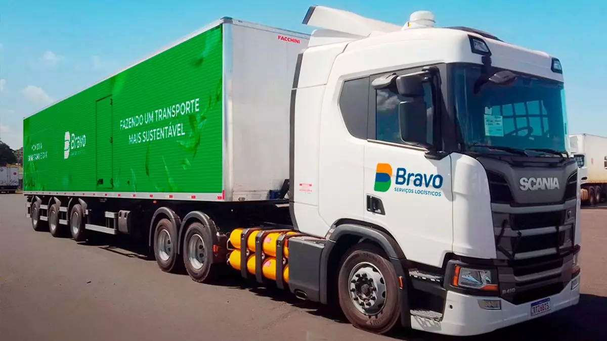 A foto mostra uma carreta da Bravo Serviços Logísticos