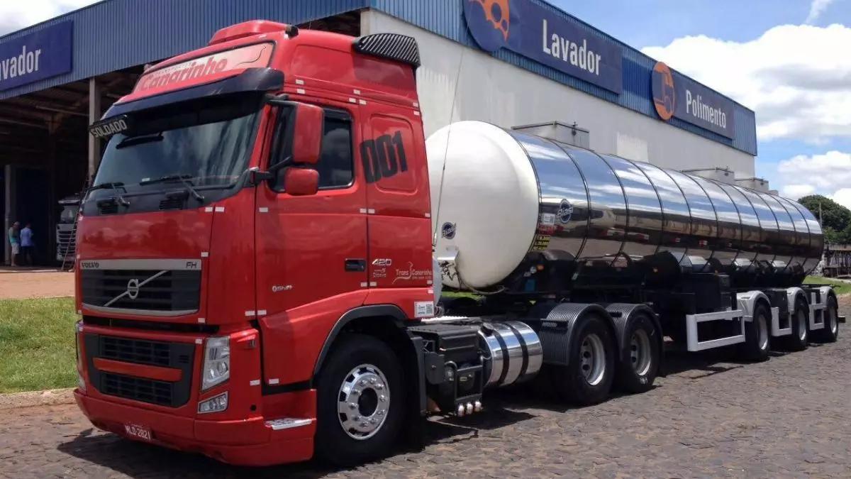 A foto mostra uma carreta da Trans Canarinho