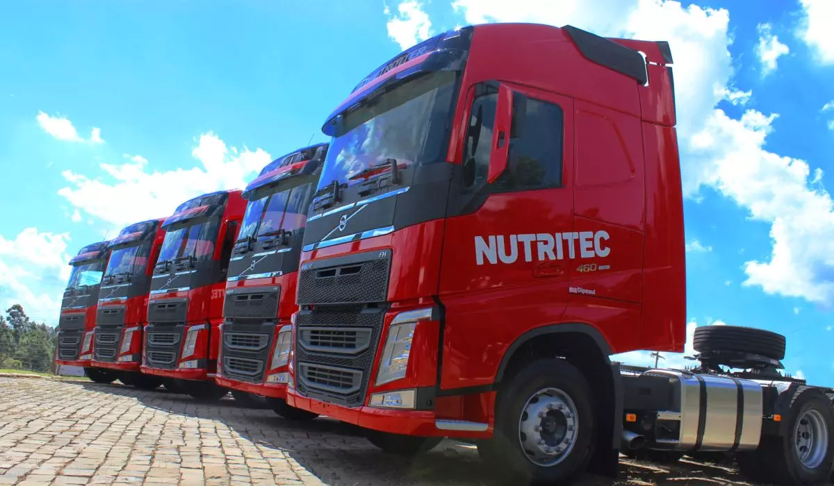 A foto mostra uma frota de carretas da Nutritec