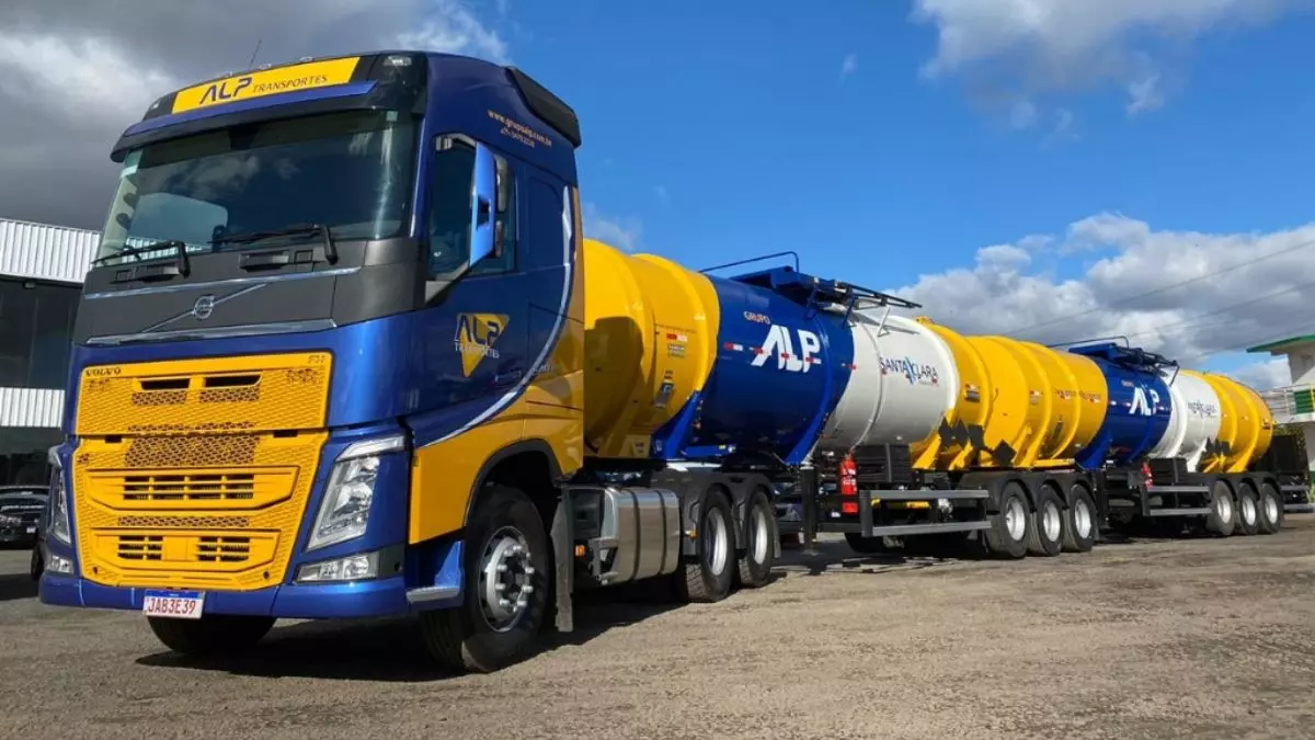 A foto mostra uma carreta do Grupo ALP Transportes