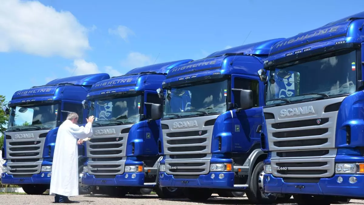 A foto mostra 1 frota de caminhões da Transantana Transportes