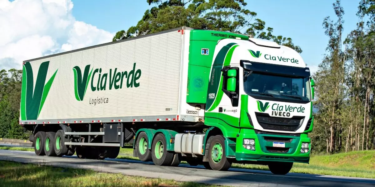 A foto mostra uma carreta Cia Verde Logística