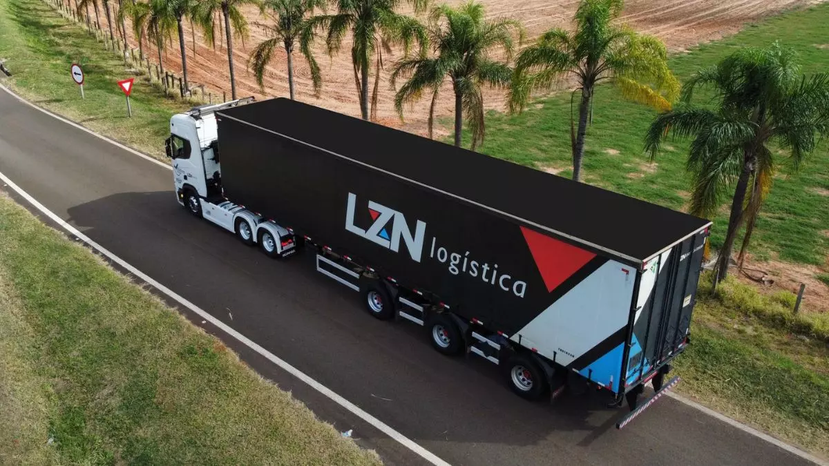 A foto mostra uma carreta da LZN Logística