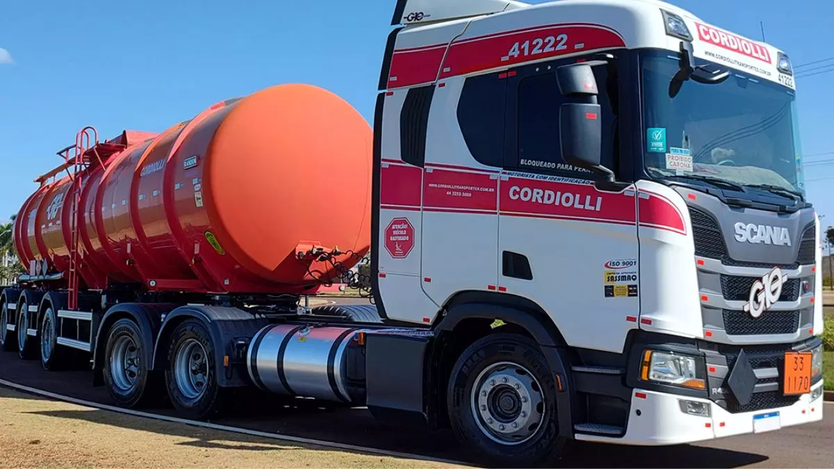 A foto mostra uma carreta da Cordiolli Transportes