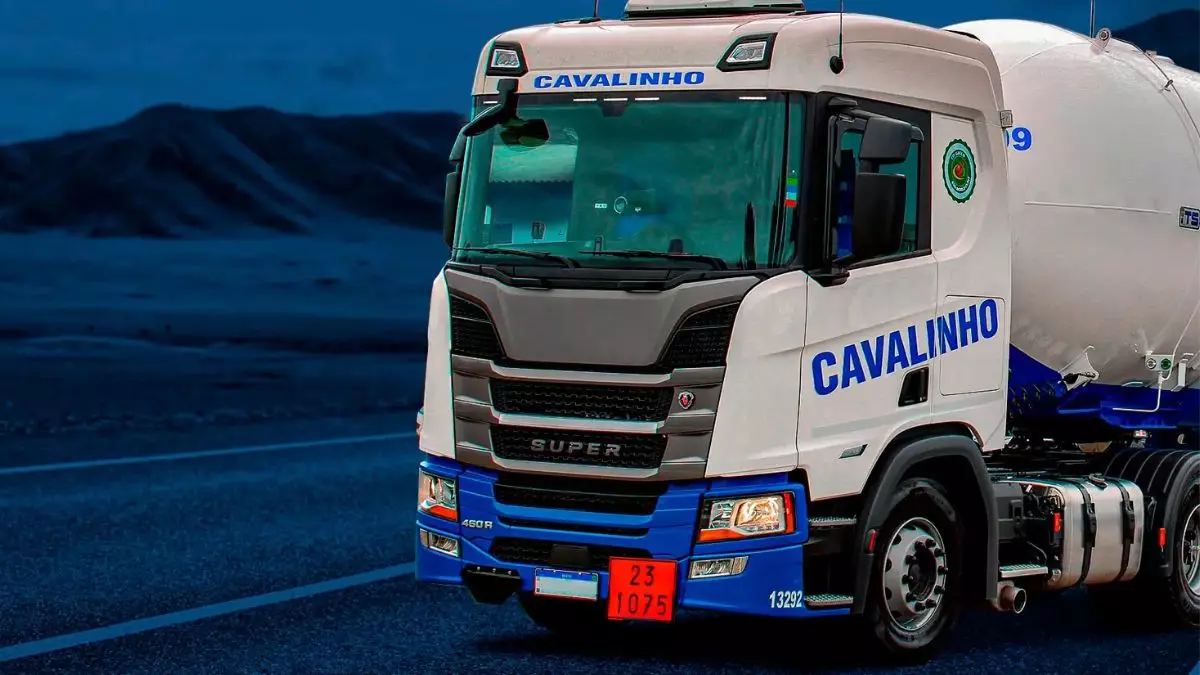 A foto mostra uma carreta da Transportes Cavalinho