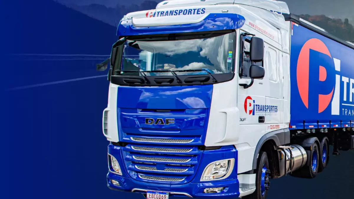 A foto mostra uma carreta da PI Transportes
