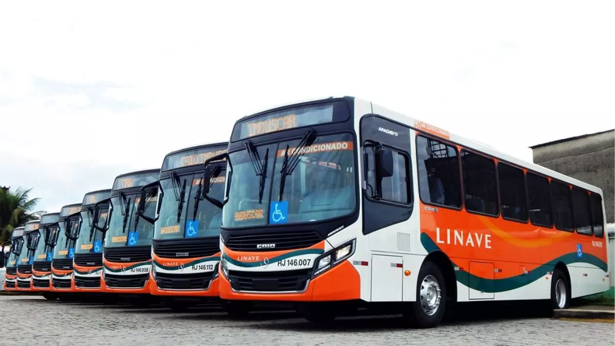 A foto mostra uma frota de ônibus da Linave Transportes