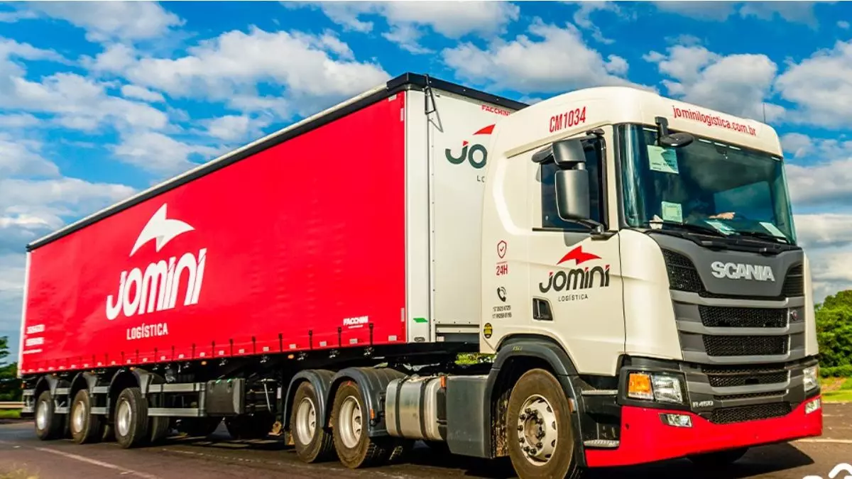 A foto mostra uma carreta da Jomini Logística