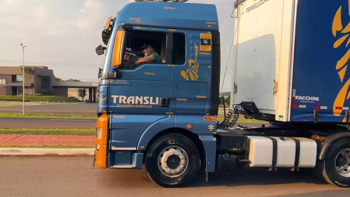 A foto mostra um caminhão da Transli