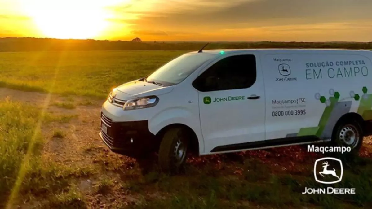A foto mostra uma van da Maqcampo concessionário John Deere