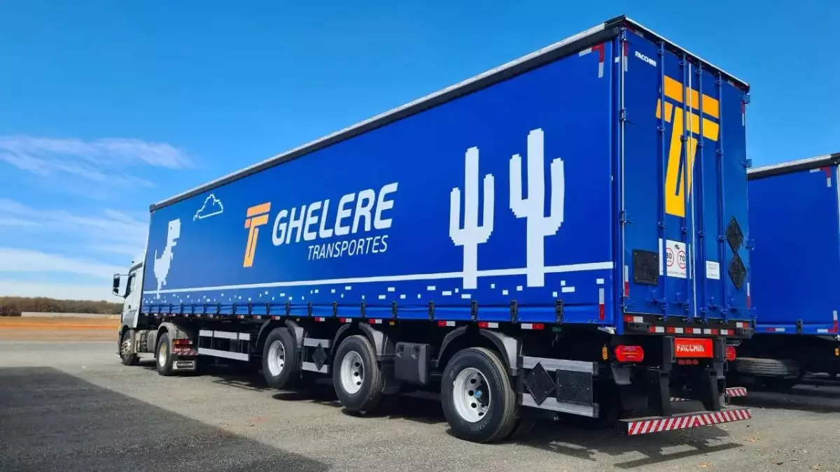 A foto mostra uma carreta da Ghelere Transportes