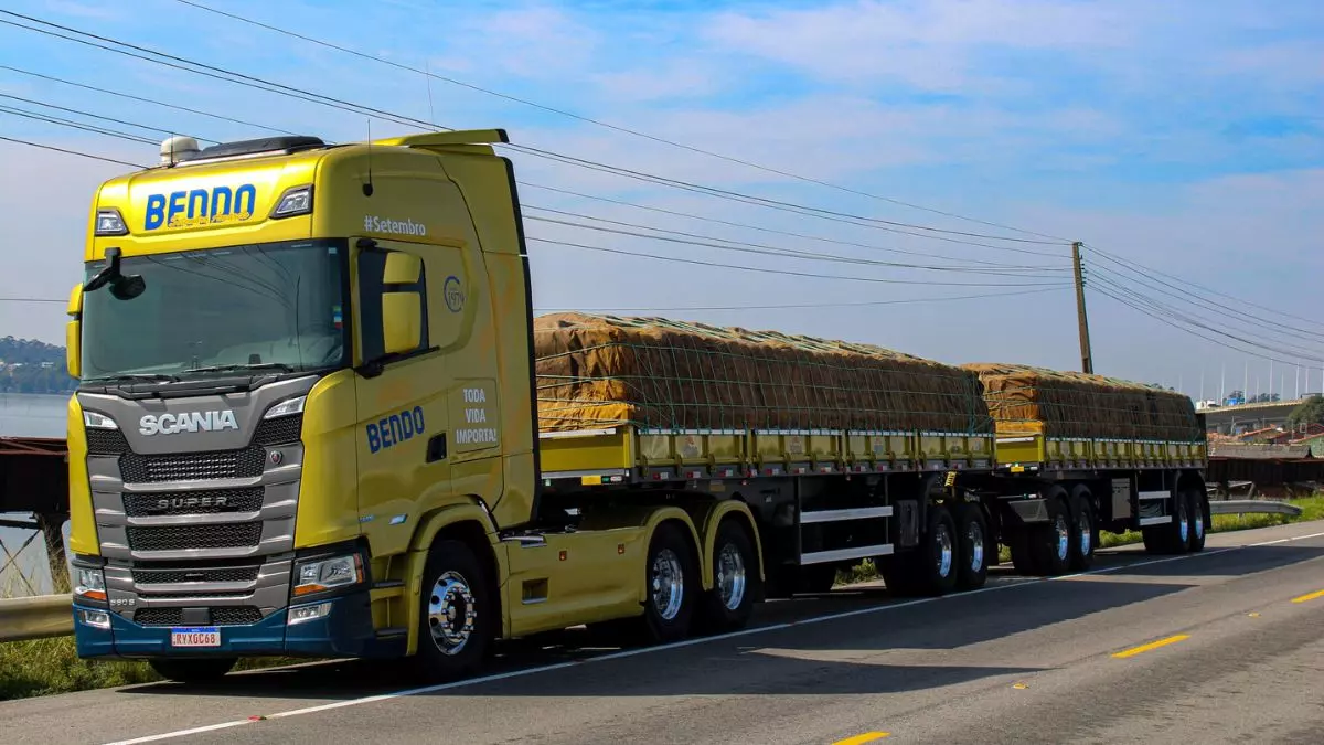 A foto mostra um rodotrem da Bendo Transportes