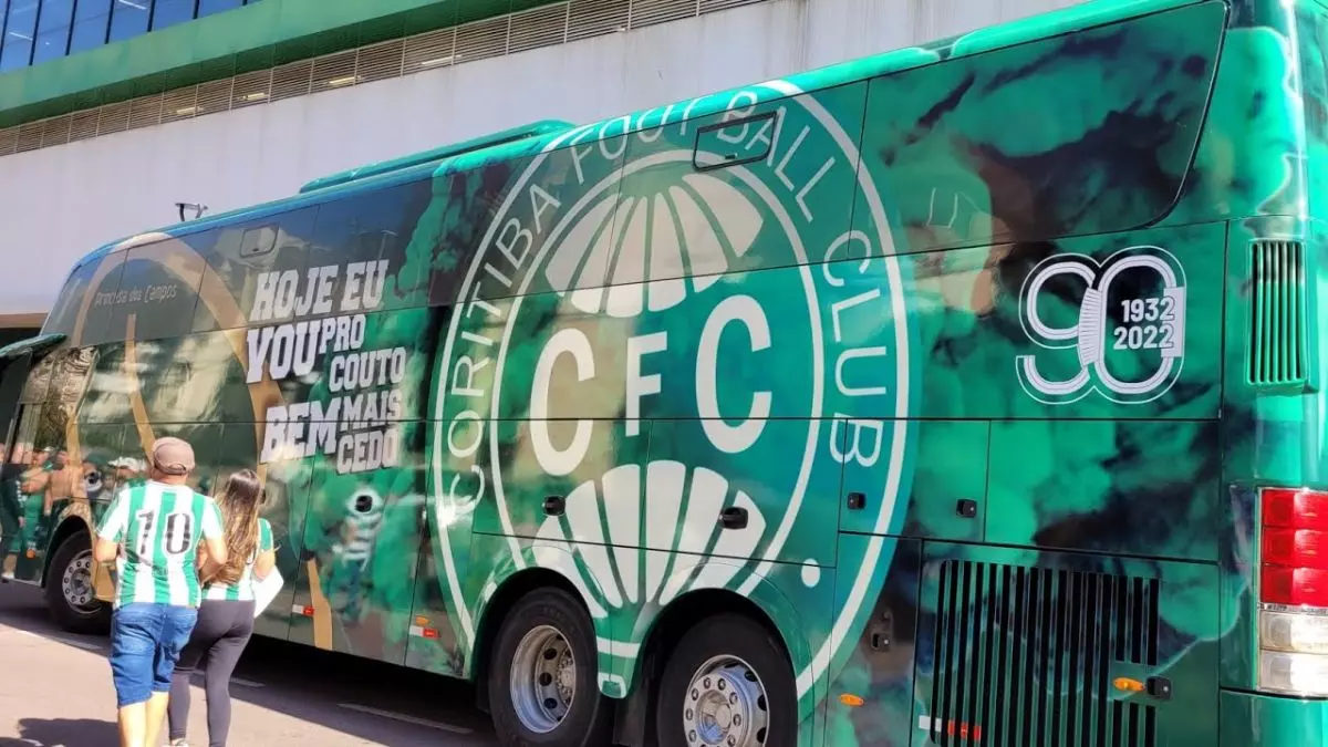 A foto mostra um ônibus do Coritiba Futebol Club