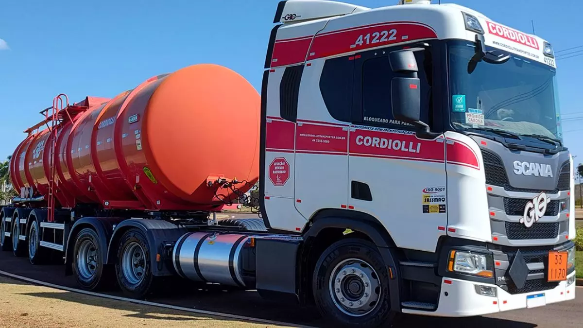 A foto mostra uma carreta da Cordiolli Transportes