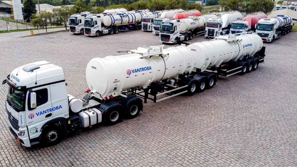 A foto mostra uma frota de carretas da Transportadora Vantroba