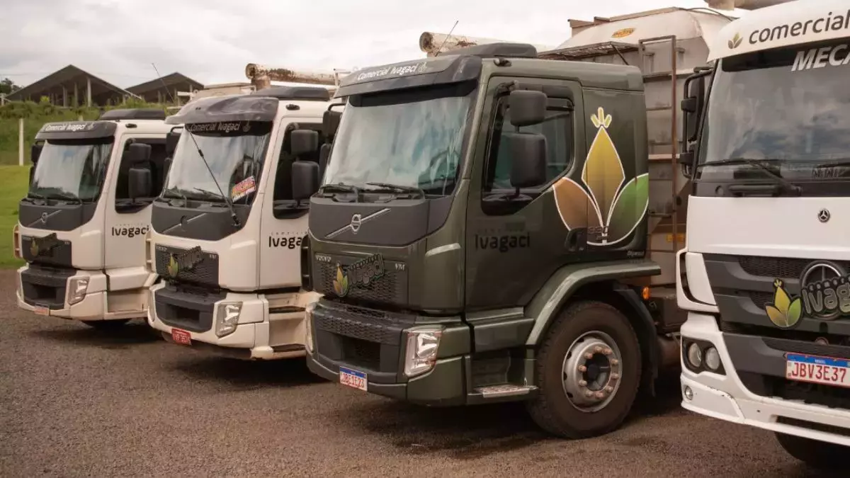 A foto mostra frota de caminhões da Comercial Ivagaci