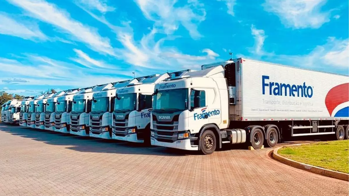 A foto mostra uma frota de carretas da Framento Transportes