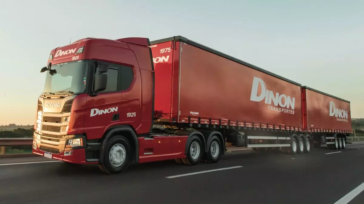A foto mostra uma carreta da Dinon Transportes