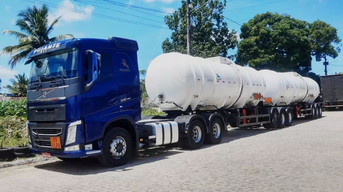 A foto mostra uma carreta da Pujante Transportes