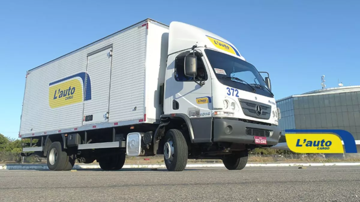 A foto mostra um caminhão da L'auto Cargo