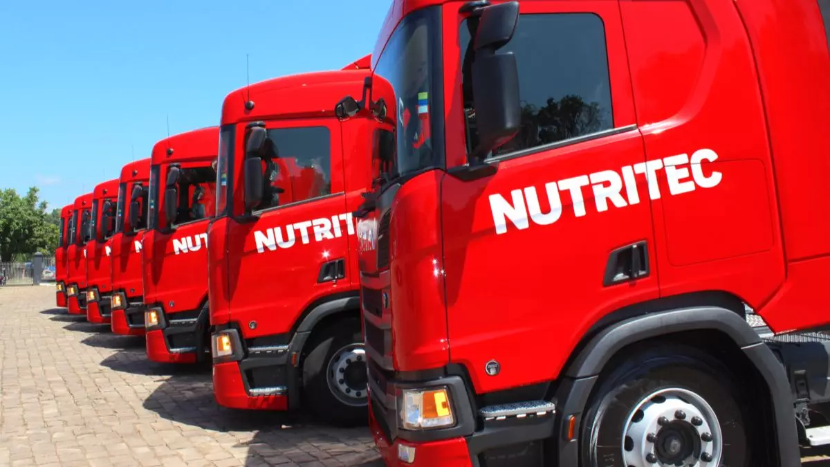 A foto mostra uma frota de carretas da Nutritec