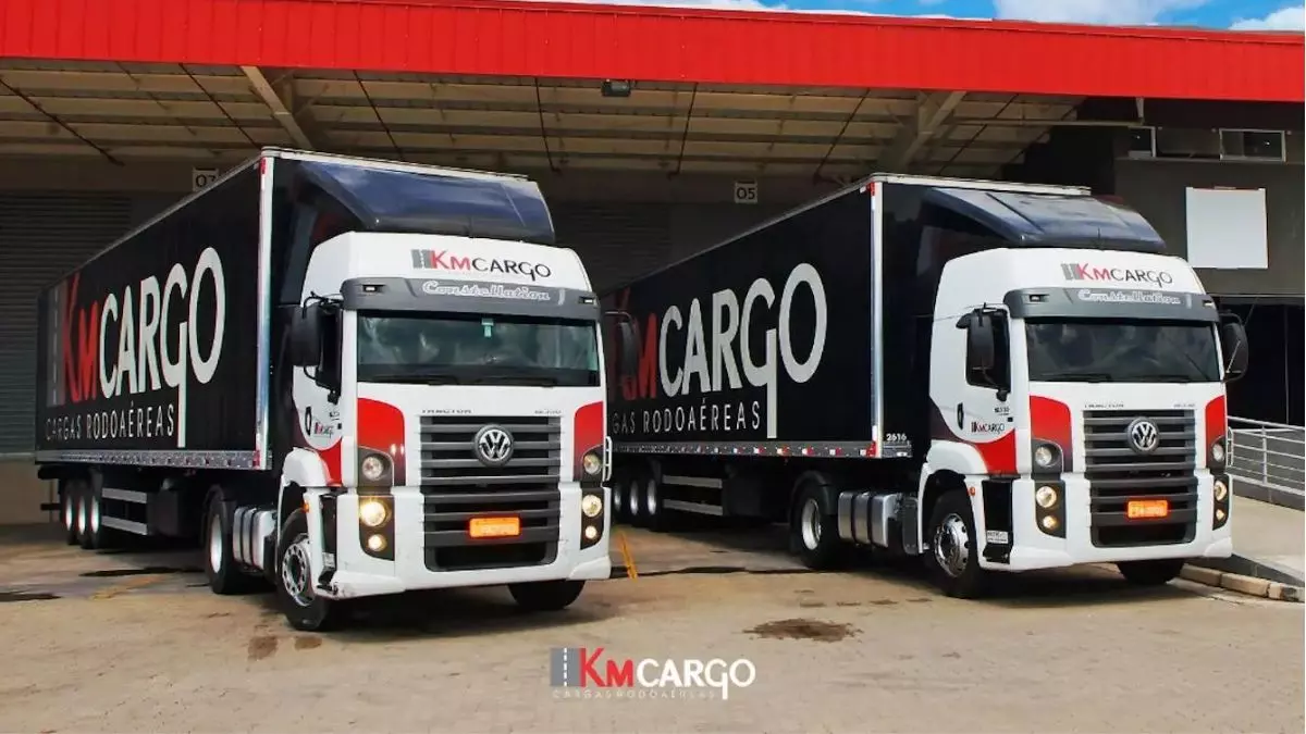 A foto mostra dois caminhões da KM Cargo