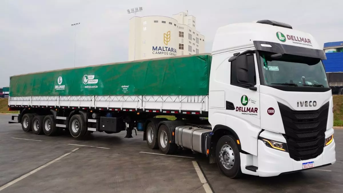 A foto mostra uma carreta graneleira da Dellmar Transportes