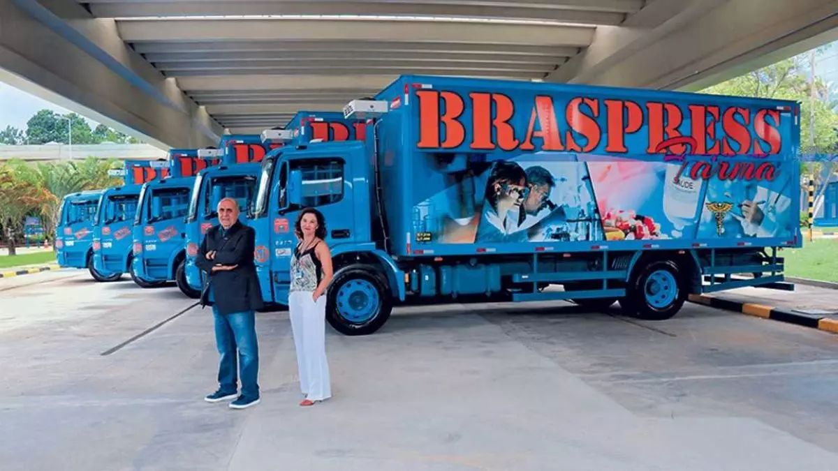 A foto mostra uma frota de caminhões da Braspress