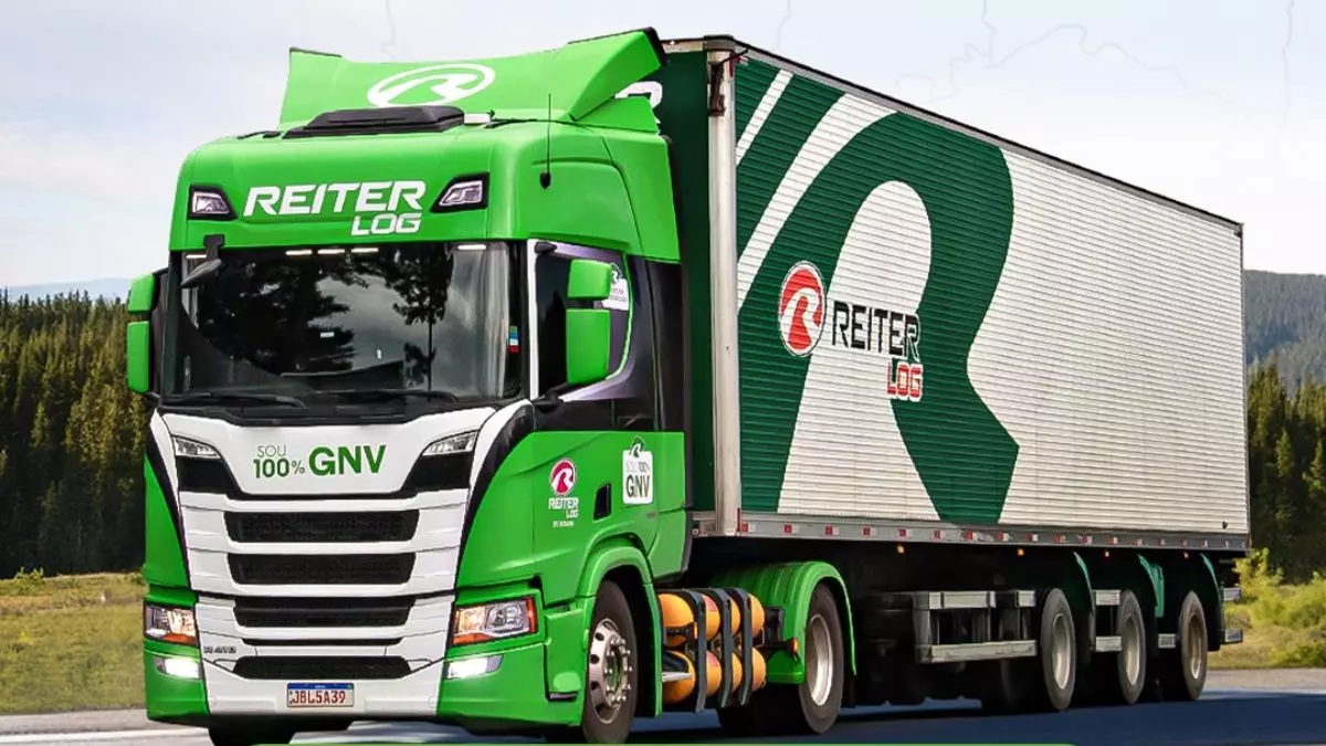 A foto mostra uma carreta verde da Reiter Log