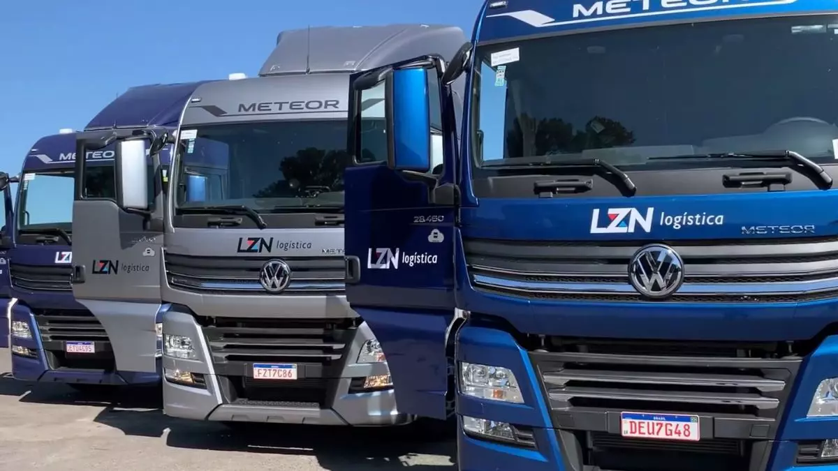 A foto mostra uma frota de caminhões da LZN Logística