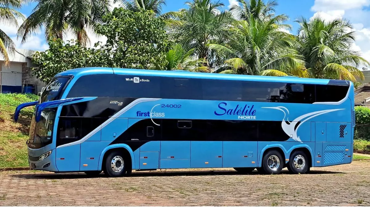 A foto mostra um Ônibus da Satélite Norte
