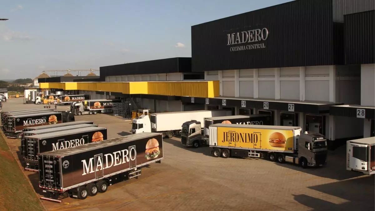 A foto mostra uma frota de carretas do Grupo Madero